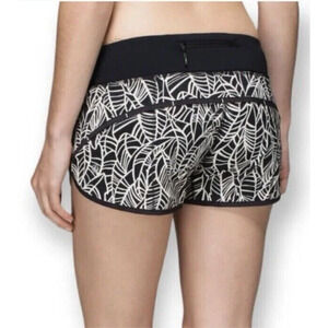 Lululemon Run Times Speed Shorts‎ Black & White Palm Leaf Print Womens Size 8